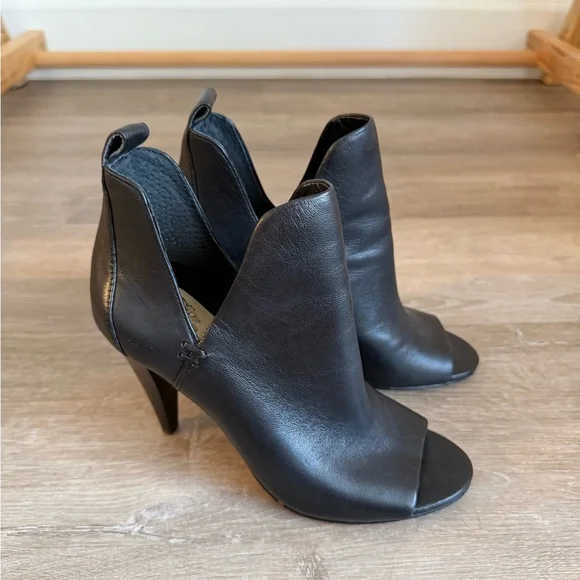 Vince Camuto Elegant Black Leather Women's Peep-Toe Booties - Picture 3 of 3